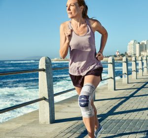 bauerfeind genutrain s knee brace worn running 3 40bef55f 8d9b 4a92 9e68 85cc05d47638 1024x1024