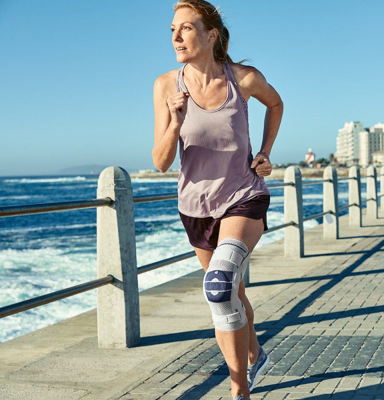 bauerfeind genutrain s knee brace worn running 3 40bef55f 8d9b 4a92 9e68 85cc05d47638 1024x1024